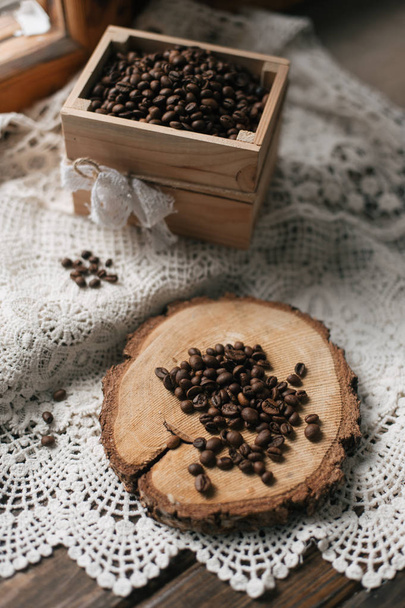 Купка кавових зерен на перетині дерева
  - Фото, зображення