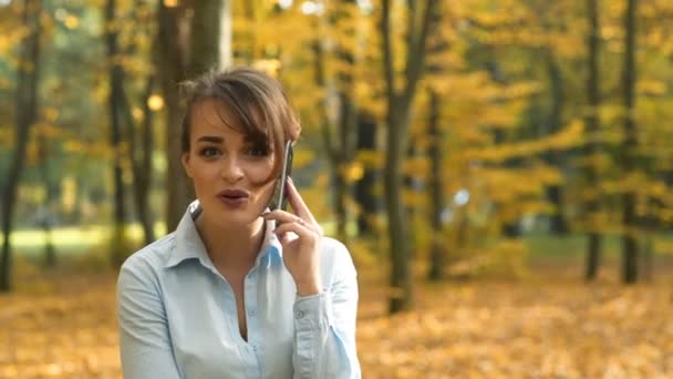 κορίτσι με το τηλέφωνο στο πάρκο - Πλάνα, βίντεο