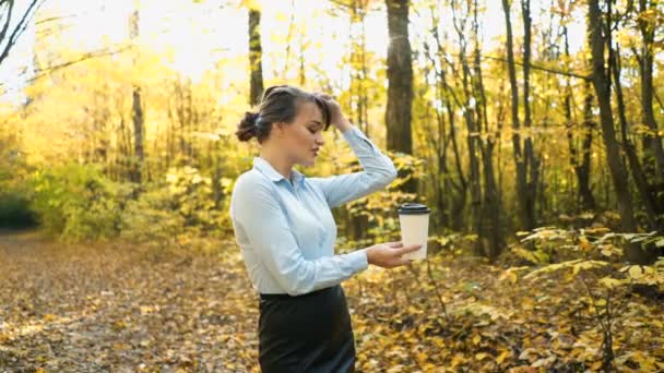 vrouw met koffie in park - Video