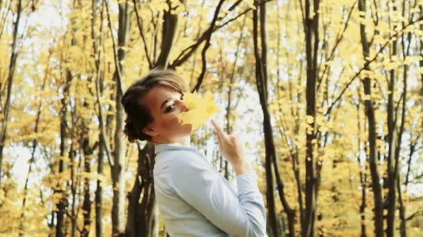 Gyönyörű nő álmodik az őszi parkban - Felvétel, videó
