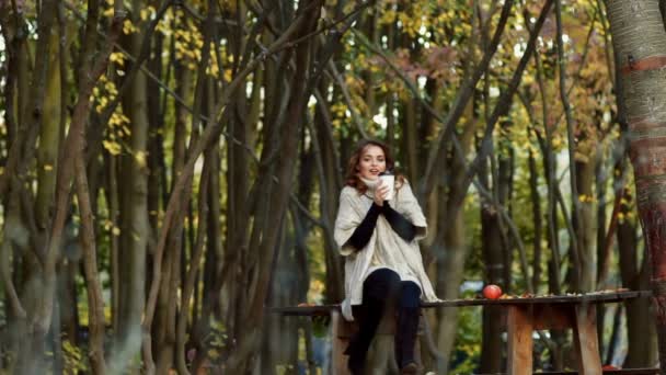 Podzimní žena v podzimním parku - Záběry, video