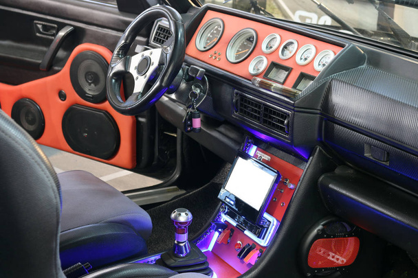 interior do carro personalizado com sistema de áudio e display lcd
 - Foto, Imagem
