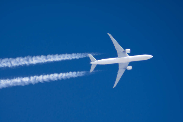 Белый большой пассажирский самолет два двигателя авиационный аэропорт контрастные облака
. - Фото, изображение