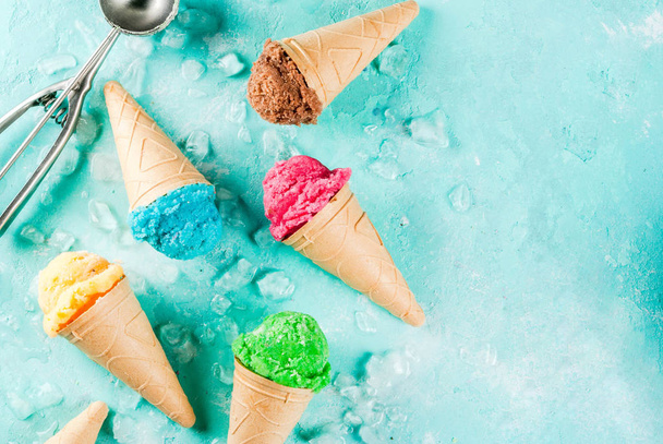 Seleção de vários sorvetes multicoloridos brilhantes em sorvete
  - Foto, Imagem