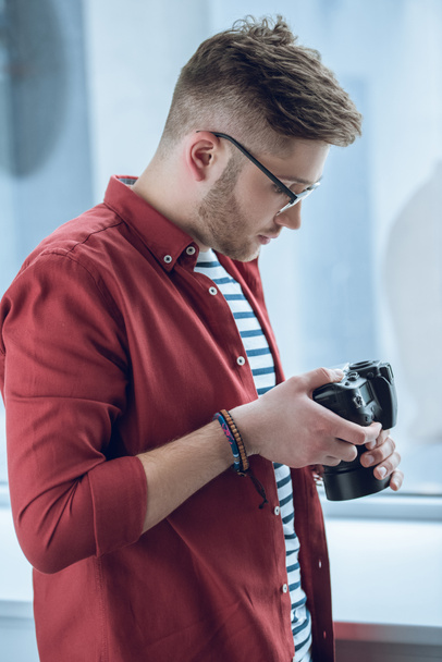 Бородач, использующий фотоаппарат через световое окно
 - Фото, изображение
