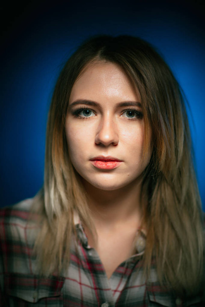 portrait smiling girl on blue background in studio - Foto, immagini