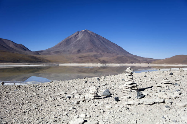 Nézd a Laguna Verde-tó és a Licancabur vulkán Reserva Nacional de Fauna Andina Eduardo Avaroa Bolíviában - Fotó, kép