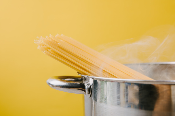 az elszigetelt, a sárga stewpot forró spagetti - Fotó, kép