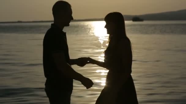 silueta romantického páru - Záběry, video