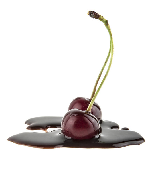 cereja vermelha em chocolate líquido isolado no fundo branco
 - Foto, Imagem