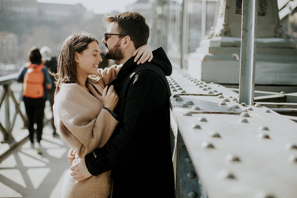 Miłości para na most łańcuchowy, Budapeszt, Węgry - Zdjęcie, obraz