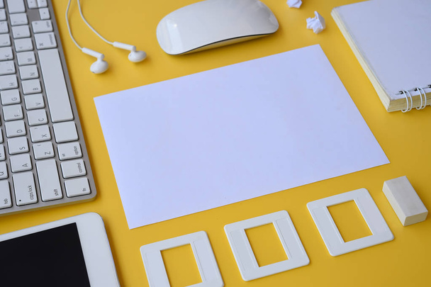 キーボード、ノート、鉛筆、背景のマウスとオフィス デスク テーブルのトップ ビュー - 写真・画像