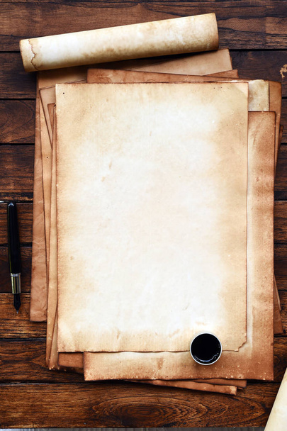 papel viejo sobre textura de madera marrón con pluma y tinta
. - Foto, Imagen