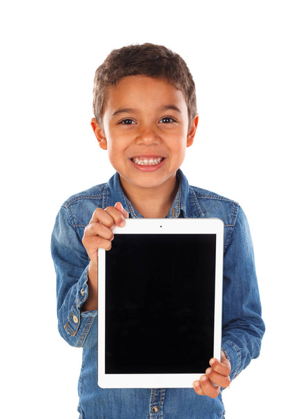 мило щасливий африканських хлопчик в джинсових сорочка з планшетного ПК, ізольовані на білому тлі - Фото, зображення