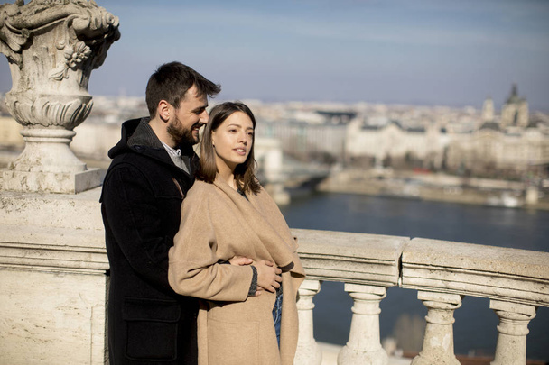 Fiatal boldog vonzó pár szerelmes átölelve a háttérben a gyönyörű tájkép, Budapest, Magyarország - Fotó, kép