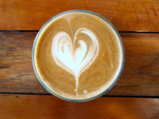 чашка латте художньої кави на дерев'яному фоні
 - Фото, зображення