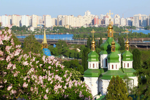 Monasterio de Vydubychi con flor de lila en Kiev, Ucrania
 - Foto, Imagen