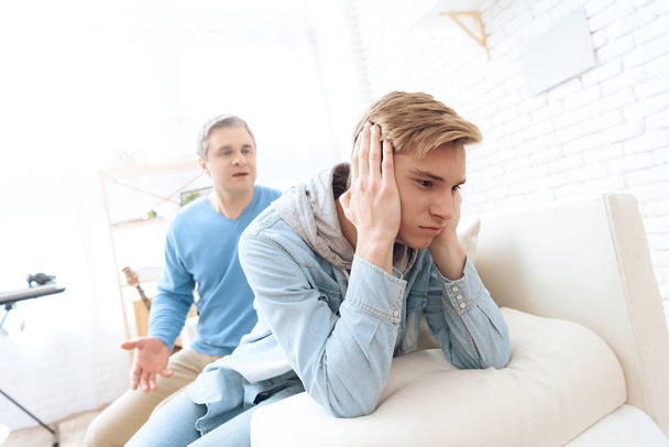 Father trying talking with son but teenager refuse listening - 写真・画像
