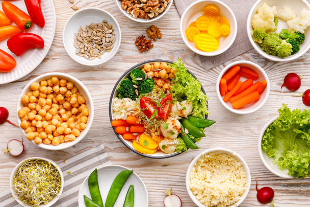 Buddha-Schale, gesunde und ausgewogene vegane Mahlzeit, frischer Salat mit verschiedenen Gemüsesorten, gesundes Ernährungskonzept. Ansicht von oben - Foto, Bild