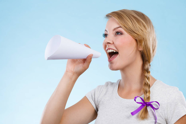 Женщина кричит через мегафон из бумаги
 - Фото, изображение