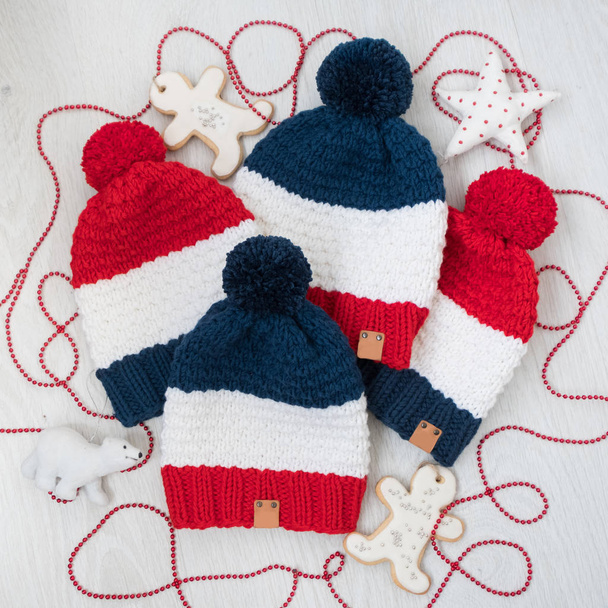 Chapéus para a família de Inverno. Conjunto de roupas e acessórios
 - Foto, Imagem