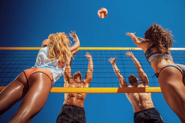 Jeunes jouant au volley-ball sur la plage. - Photo, image