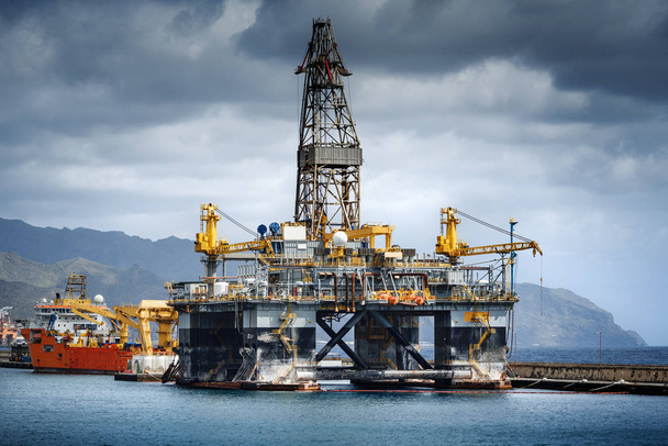 equipamento petrolífero no porto de Santa Cruz de Tenerife, Ilhas Canárias
 - Foto, Imagem