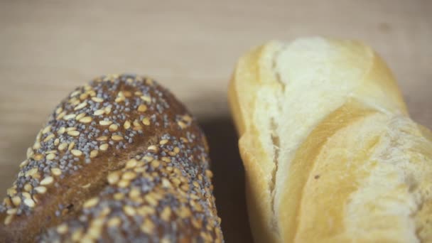 Rogge en wit brood op tafel de camera beweegt - Video