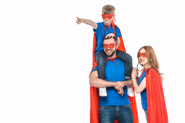 Superfamilie in Masken und Mänteln, lächelnd und isoliert auf weißem Grund wegschauend - Foto, Bild