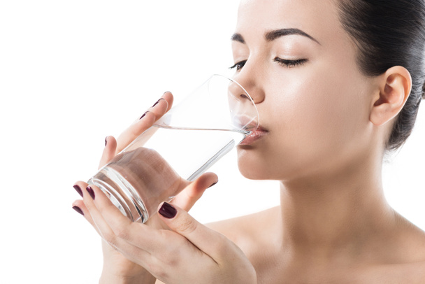 hermosa chica beber agua de vidrio transparente aislado en blanco
 - Foto, imagen