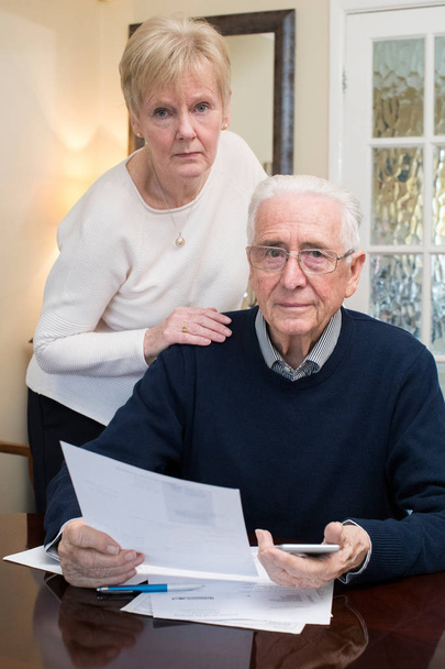 Muotokuva Huolestunut vanhempi pari tarkistamassa kotimaista taloutta
 - Valokuva, kuva