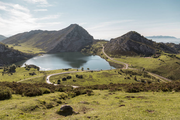 Enol jezero v přírodním parku jezera Covadonga, Picos d - Fotografie, Obrázek