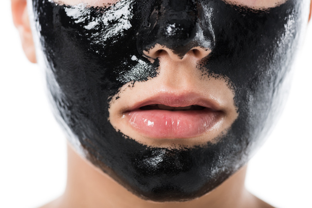 image recadrée de jeune fille avec masque cosmétique noir facial isolé sur blanc
 - Photo, image