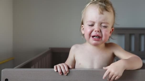 Chorando bebê no berço em casa
 - Filmagem, Vídeo