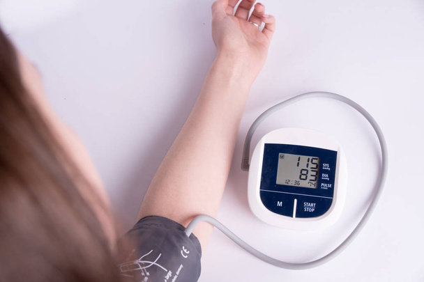 medir la presión arterial sobre un fondo blanco
 - Foto, imagen