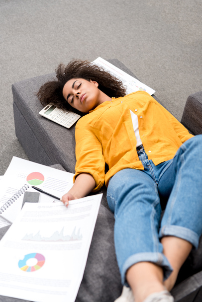перевтомилася молода жінка спить на дивані після роботи вдома
 - Фото, зображення