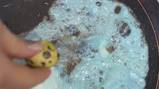 Adding egg yolk to blue egg protein at hot pan - Záběry, video