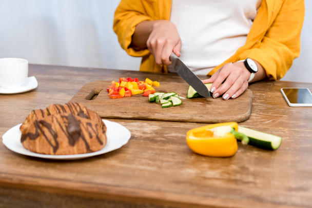 cropped shot of woman slicing vegetables for salad - Zdjęcie, obraz