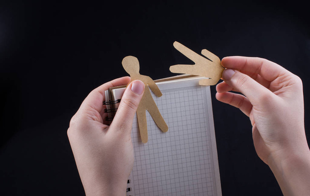 Ανδρικό σχήμα κομμένο από χαρτί σε nobbok στο χέρι - Φωτογραφία, εικόνα