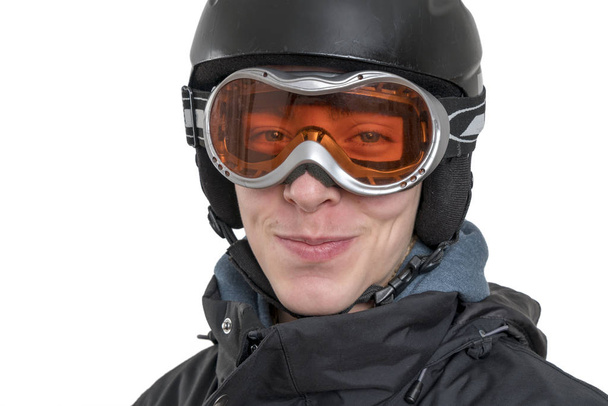 usměvavý mladý muž s lyžařskou helmu a brýle, izolované na bílém - Fotografie, Obrázek