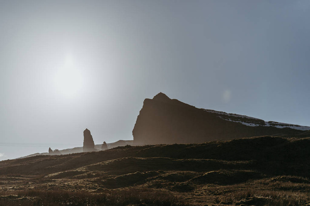 Az öreg Storr és más rock csúcsok Isle of Skye, Skócia, napsütéses tavaszi napon. - Fotó, kép