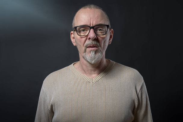 Porträt eines alten Mannes mit grauem Bart und Brille - Foto, Bild