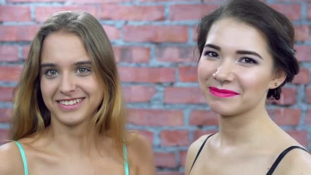Két vonzó fiatal lányok melltartó mosolyog a kamera. Zöld petrezselyem. Casting. - Felvétel, videó