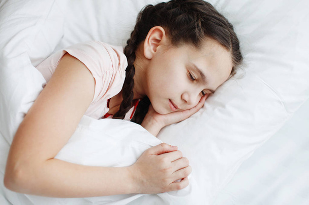 Mädchen schläft zu Hause im Bett - Foto, Bild