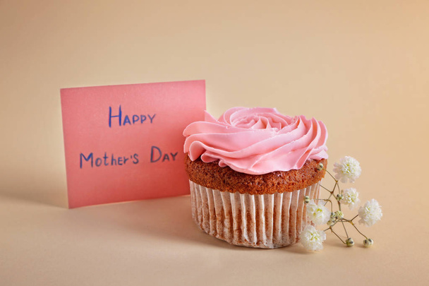 Κάρτα με λόγια της μητέρας ημέρα και νόστιμο cupcake σε χρώμα φόντου - Φωτογραφία, εικόνα