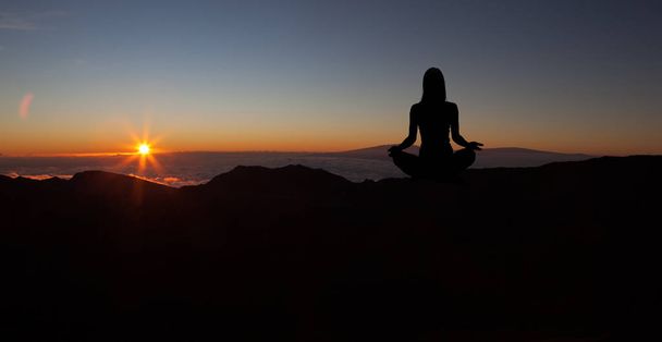 Практикующий йоги во время медитации заката - Фото, изображение