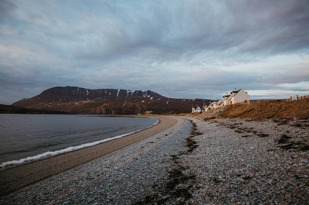 Ardmair Beach, İskoçya, görünümünü alacakaranlıkta. - Fotoğraf, Görsel
