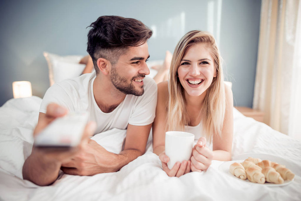 Young couple drinking coffee in bed at morning - Foto, Bild