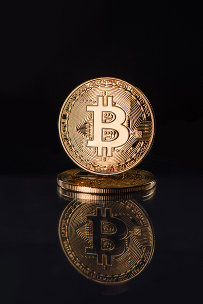 Κλείνω πάνω θέα της golden bitcoins που απομονώνονται σε μαύρο - Φωτογραφία, εικόνα