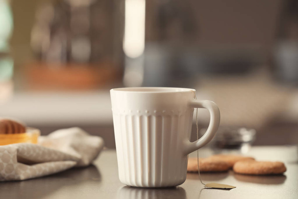 Cup with delicious tea on table - Fotoğraf, Görsel